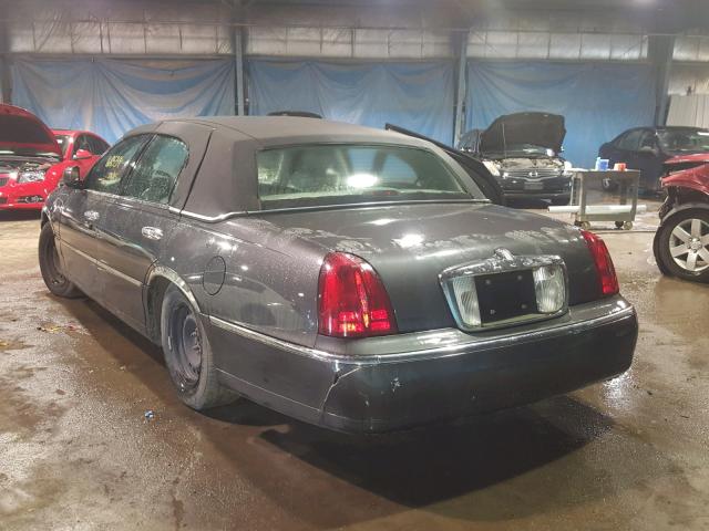 1LNHM82W8XY639032 - 1999 LINCOLN TOWN CAR S GRAY photo 3