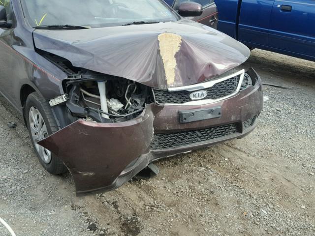 KNAFU4A2XB5389108 - 2011 KIA FORTE EX MAROON photo 9