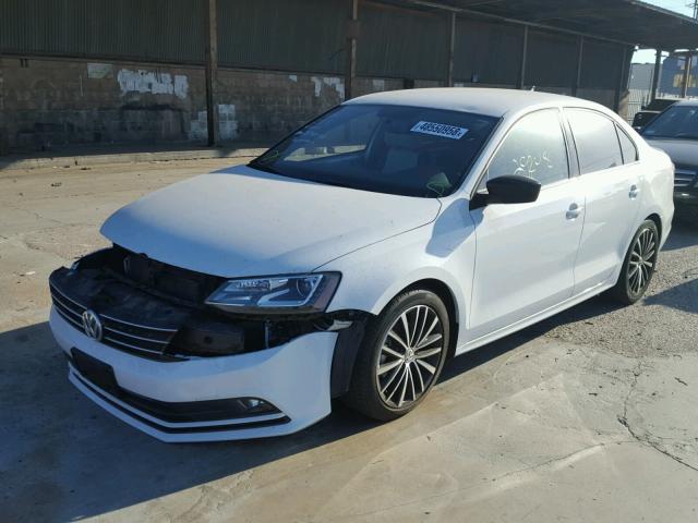 3VWD17AJ4GM348483 - 2016 VOLKSWAGEN JETTA SPOR WHITE photo 2