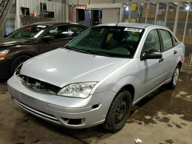 1FAFP34N55W257968 - 2005 FORD FOCUS ZX4 SILVER photo 2