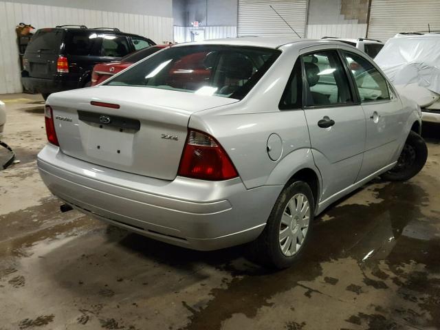 1FAFP34N55W257968 - 2005 FORD FOCUS ZX4 SILVER photo 4