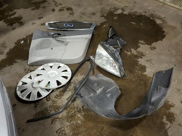 1FAFP34N55W257968 - 2005 FORD FOCUS ZX4 SILVER photo 9