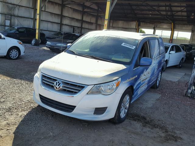 2C4RVABGXCR293957 - 2012 VOLKSWAGEN ROUTAN SE WHITE photo 2