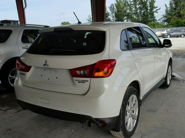 4A4AP3AU6FE006361 - 2015 MITSUBISHI OUTLANDER WHITE photo 4