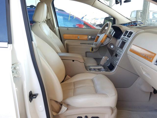 2LMDU68C87BJ16319 - 2007 LINCOLN MKX WHITE photo 5