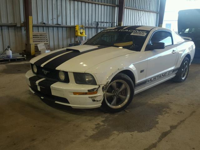 1ZVFT82H275235447 - 2007 FORD MUSTANG GT WHITE photo 2