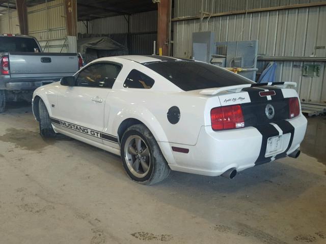 1ZVFT82H275235447 - 2007 FORD MUSTANG GT WHITE photo 3