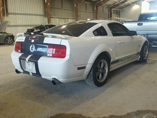 1ZVFT82H275235447 - 2007 FORD MUSTANG GT WHITE photo 4