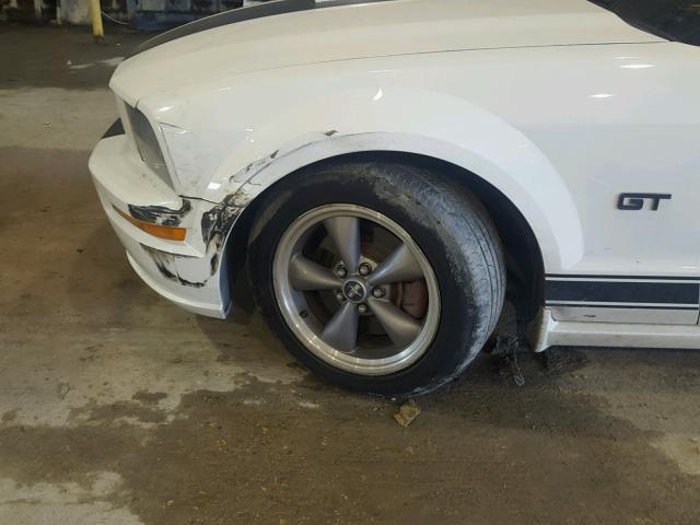 1ZVFT82H275235447 - 2007 FORD MUSTANG GT WHITE photo 9