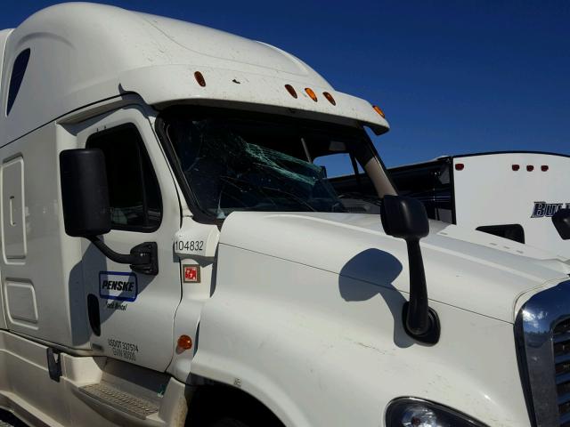 3AKJGLD50FSGE3006 - 2015 FREIGHTLINER CASCADIA 1 WHITE photo 10