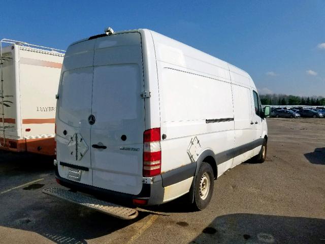 WD3PE8CBXC5686903 - 2012 MERCEDES-BENZ SPRINTER 2 WHITE photo 4