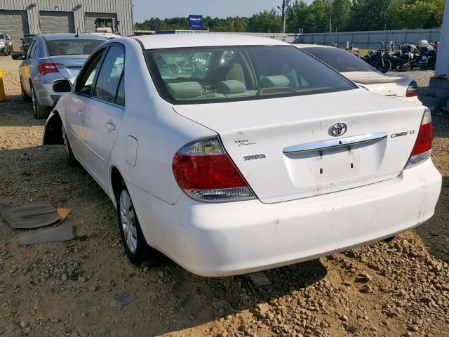 4T1BE32K25U570166 - 2005 TOYOTA CAMRY LE WHITE photo 3