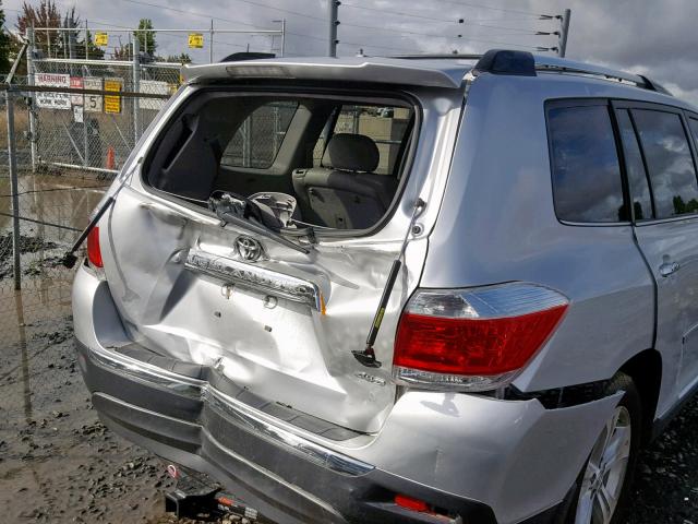 5TDDK3EH7DS204664 - 2013 TOYOTA HIGHLANDER SILVER photo 9