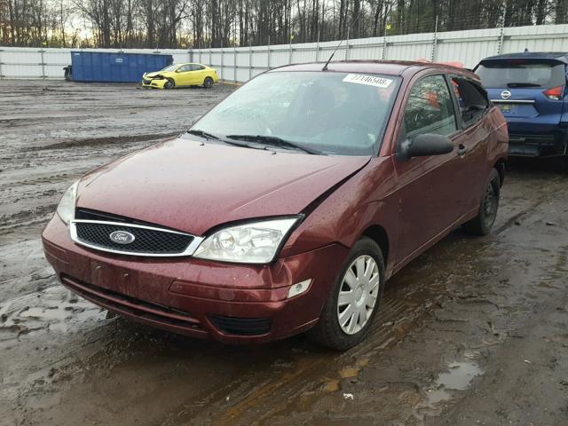 1FAFP31N27W153350 - 2007 FORD FOCUS ZX3 MAROON photo 2