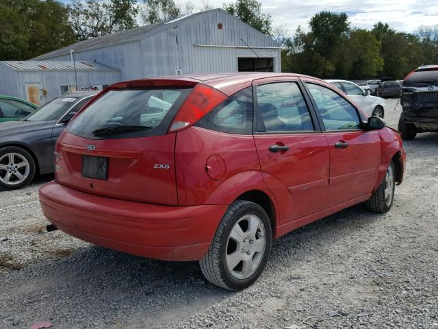 3FAFP37N15R130522 - 2005 FORD FOCUS ZX5 RED photo 4