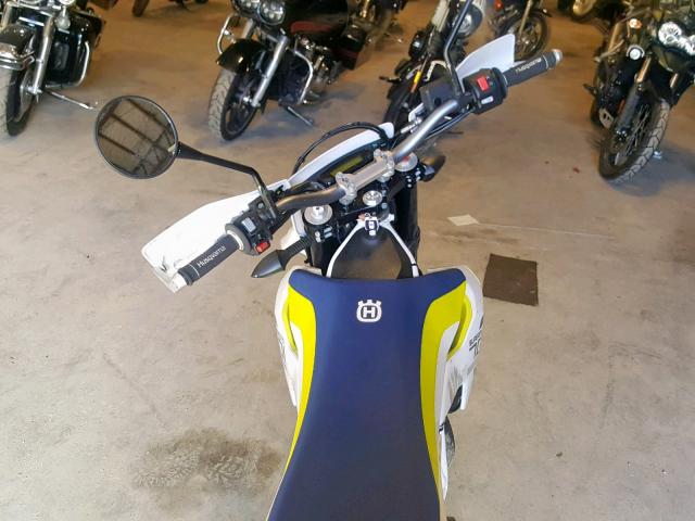 VBKUSV40XKM738613 - 2019 HUSQVARNA SUPERMOTO TWO TONE photo 5