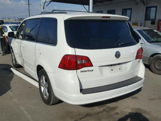 2V4RW3DG2BR625691 - 2011 VOLKSWAGEN ROUTAN SE WHITE photo 3