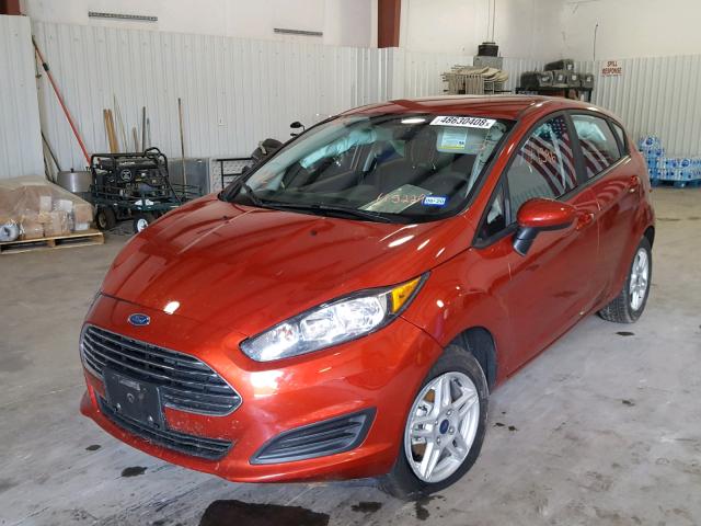 3FADP4EJXJM115229 - 2018 FORD FIESTA SE ORANGE photo 2