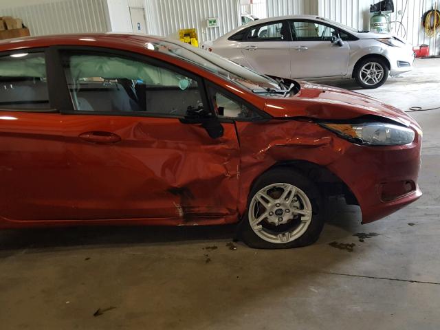 3FADP4EJXJM115229 - 2018 FORD FIESTA SE ORANGE photo 9