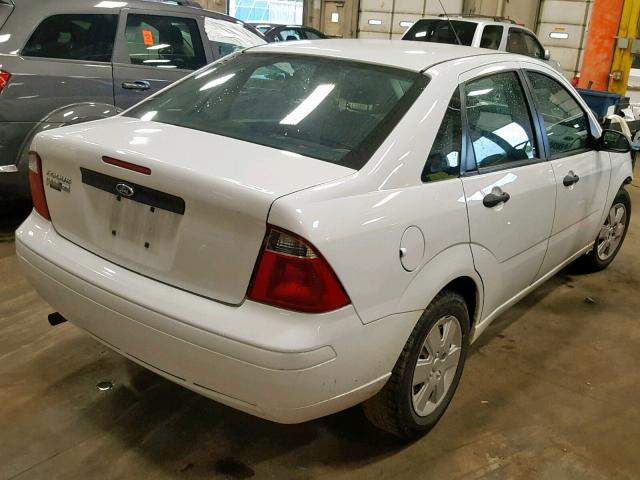 1FAHP34N57W289816 - 2007 FORD FOCUS ZX4 WHITE photo 4