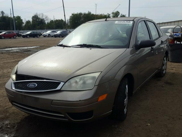 1FAFP34N75W137766 - 2005 FORD FOCUS ZX4 GOLD photo 2