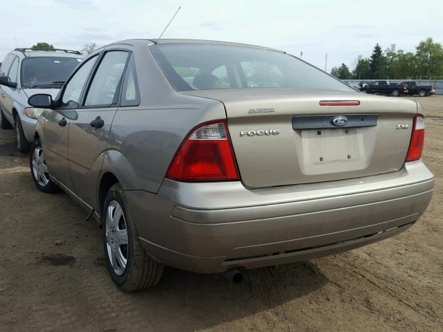 1FAFP34N75W137766 - 2005 FORD FOCUS ZX4 GOLD photo 3