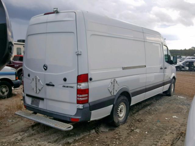 WD3PE8CB9B5587942 - 2011 MERCEDES-BENZ SPRINTER 2 WHITE photo 4