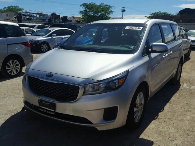 KNDMA5C18F6032278 - 2015 KIA SEDONA L SILVER photo 2