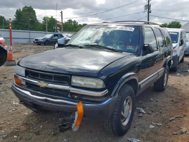 1GNDT13W9X2144120 - 1999 CHEVROLET BLAZER BLACK photo 2