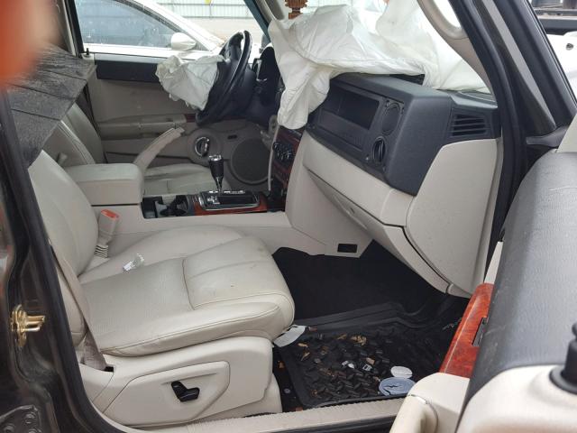 1J8HG58266C247475 - 2006 JEEP COMMANDER BEIGE photo 5