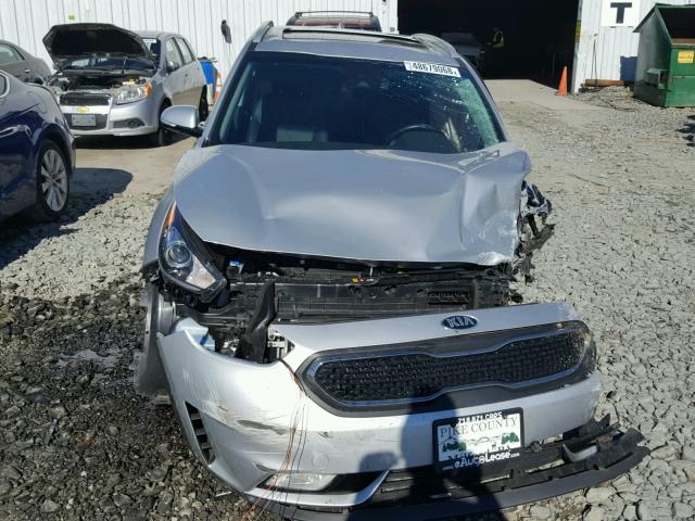 KNDCC3LC2H5088723 - 2017 KIA NIRO EX SILVER photo 9