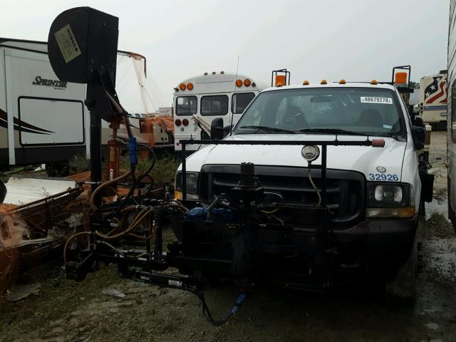 1FDAF56F52EC39296 - 2002 FORD F550 SUPER WHITE photo 2