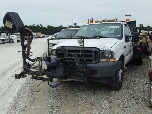 1FDAF56F32EC39295 - 2002 FORD F550 SUPER WHITE photo 2