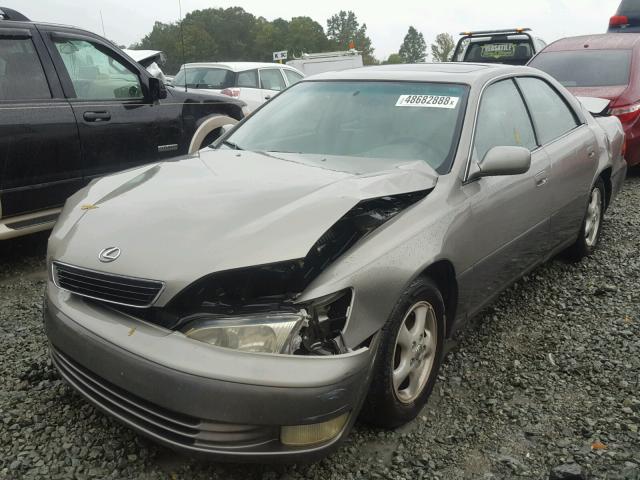 JT8BF28GXX0219139 - 1999 LEXUS ES 300 GOLD photo 2