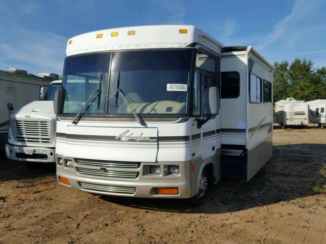 5B4LP57GX13332686 - 2001 WORKHORSE CUSTOM CHASSIS MOTORHOME WHITE photo 2