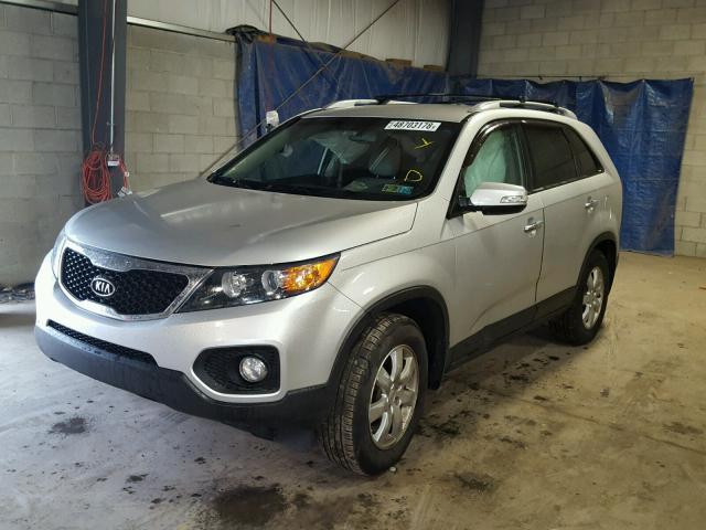 5XYKT4A61CG205500 - 2012 KIA SORENTO BA SILVER photo 2