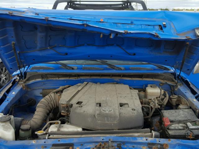 JTEBU11F670100082 - 2007 TOYOTA FJ CRUISER BLUE photo 7