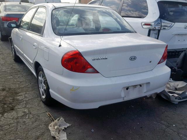 KNAFB121325114173 - 2002 KIA SPECTRA BA WHITE photo 3