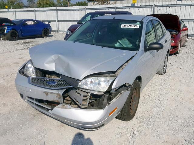 1FAFP34N45W270369 - 2005 FORD FOCUS ZX4 SILVER photo 2