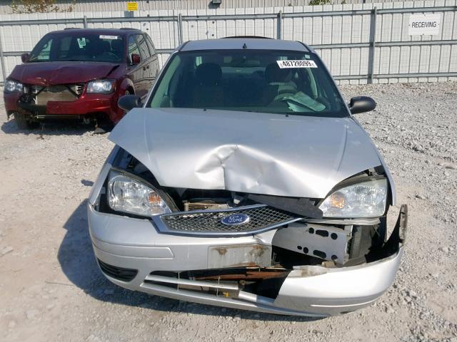 1FAFP34N45W270369 - 2005 FORD FOCUS ZX4 SILVER photo 9