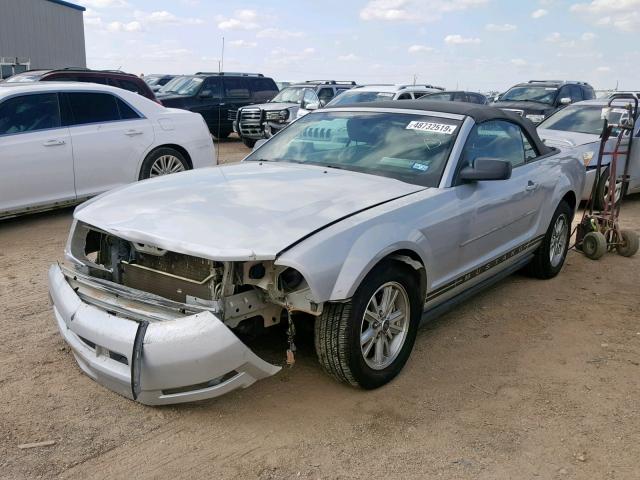 1ZVFT84N265104939 - 2006 FORD MUSTANG SILVER photo 2