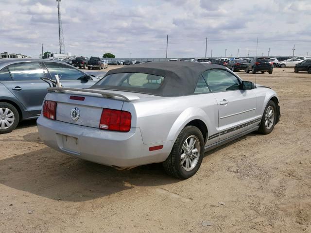 1ZVFT84N265104939 - 2006 FORD MUSTANG SILVER photo 4