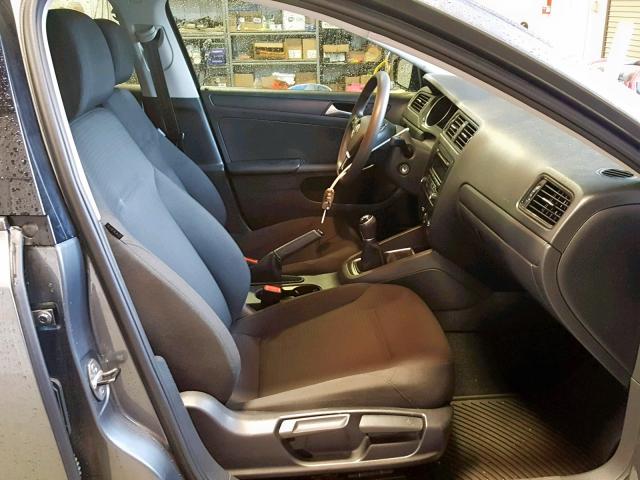 3VW1K7AJ6FM353358 - 2015 VOLKSWAGEN JETTA BASE Մոխրագույն լուսանկար 5