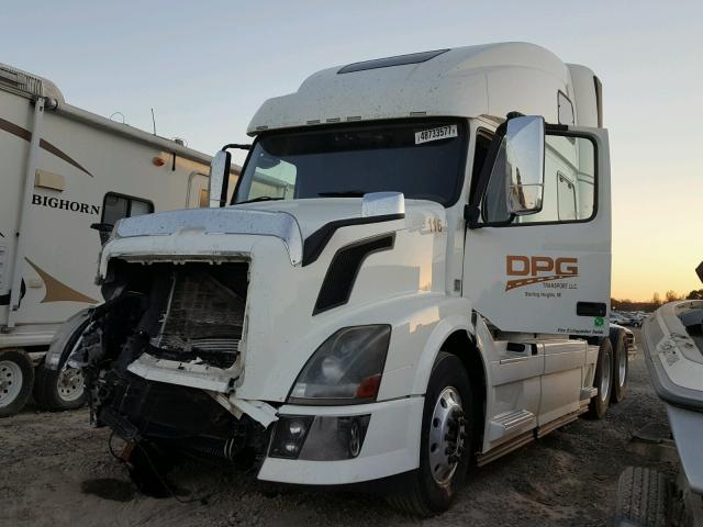 4V4NC9EJ7DN563451 - 2013 VOLVO VN VNL WHITE photo 2