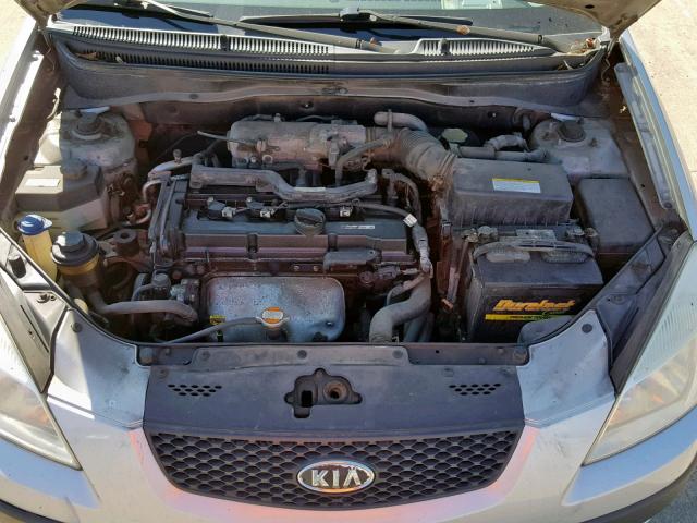 KNADE123366157296 - 2006 KIA RIO SILVER photo 7