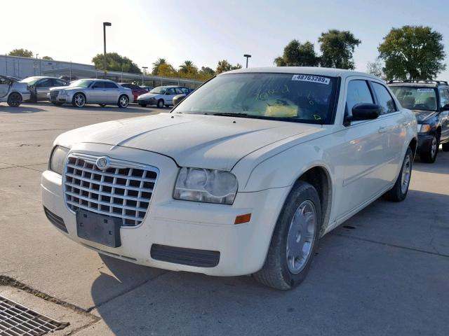 2C3KA43R57H639945 - 2007 CHRYSLER 300 WHITE photo 2