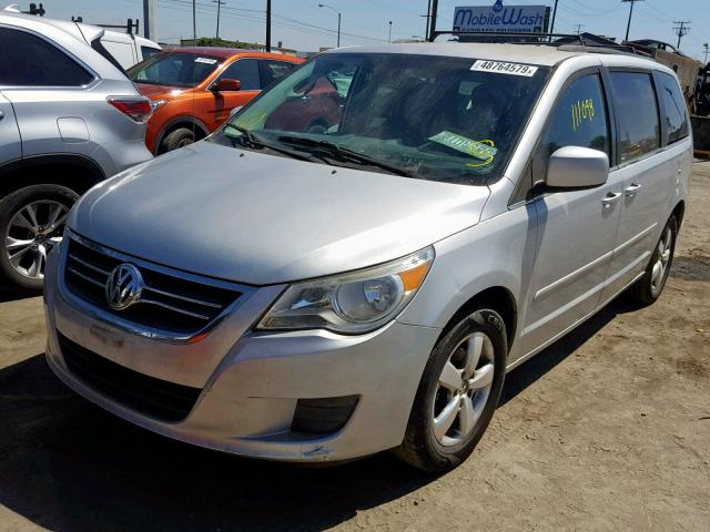 2V4RW3DG5BR740432 - 2011 VOLKSWAGEN ROUTAN SE SILVER photo 2