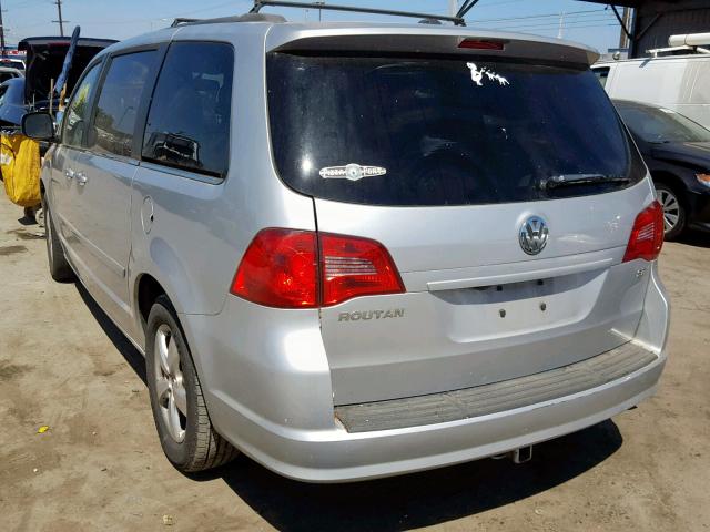 2V4RW3DG5BR740432 - 2011 VOLKSWAGEN ROUTAN SE SILVER photo 3