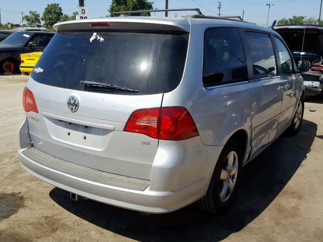 2V4RW3DG5BR740432 - 2011 VOLKSWAGEN ROUTAN SE SILVER photo 4