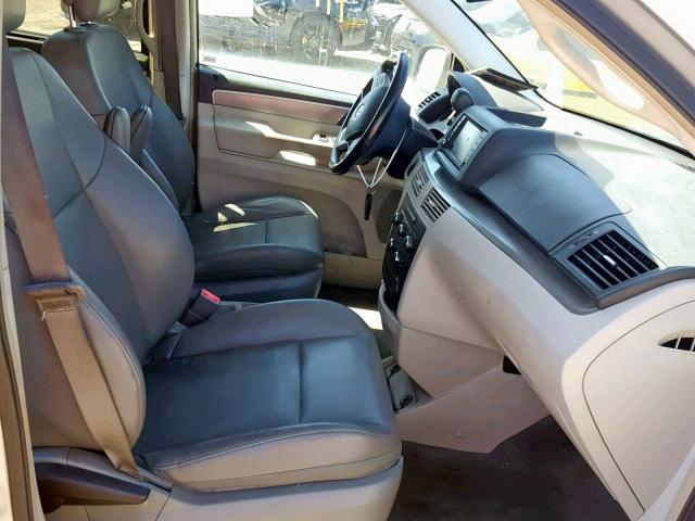 2V4RW3DG5BR740432 - 2011 VOLKSWAGEN ROUTAN SE SILVER photo 5